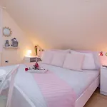 Apartma Sara شقة